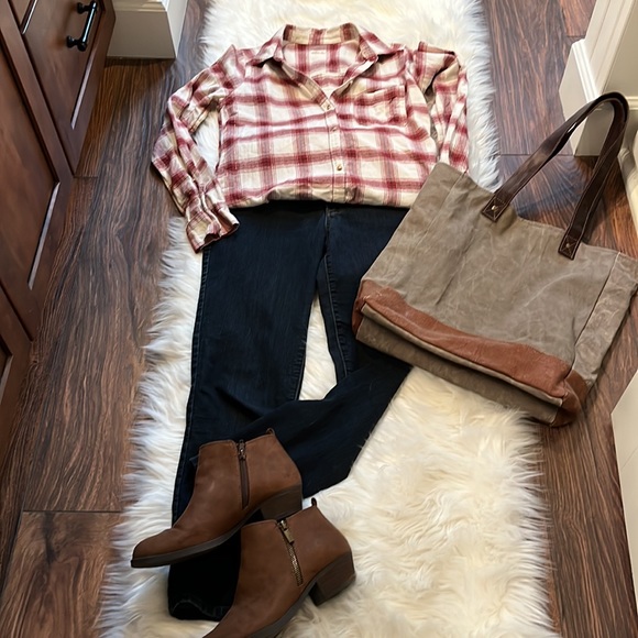 Hollister Tops - HOLLISTER PLAID BUTTON SHIRT..super cute with jeans or shorts...Size small